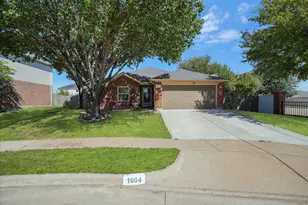 1004 Cedarbrook Circle, Grand Prairie, TX 75052 - Photo 2