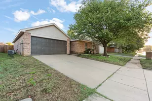 1128 Boxwood Dr, Crowley, TX 76036 - Photo 2