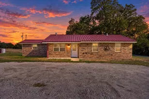 504 W Clay St, Montague, TX 76251 - Photo 2