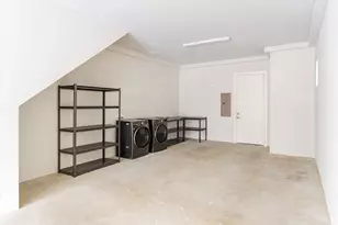 381 E Greenbriar Ln, Dallas, TX 75203 - Photo 18