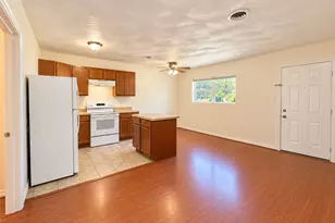 211 Skyway Dr, Euless, TX 76040 - Photo 4