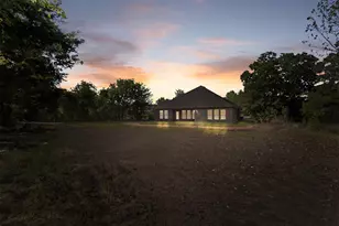 1594 E Springcrest Cir, Lancaster, TX 75134 - Photo 26