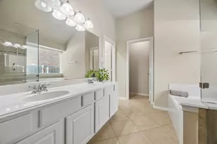 504 Valencia Dr, Arlington, TX 76002 - Photo 4