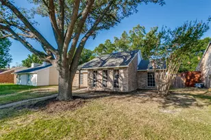 909 Maydelle Ln, Garland, TX 75042 - Photo 2
