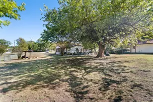 301 N Lyon St, Tom Bean, TX 75491 - Photo 34