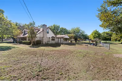 301 N Lyon Street, Tom Bean, TX 75491 - Photo 6