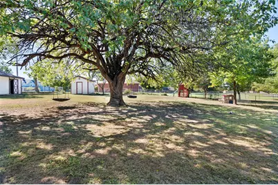 301 N Lyon Street, Tom Bean, TX 75491 - Photo 32