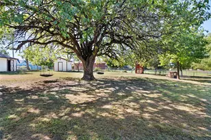 301 N Lyon St, Tom Bean, TX 75491 - Photo 32