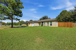 1309 Berry Dr, Cleburne, TX 76033 - Photo 4