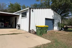 407 S Live Oak Ave, Hubbard, TX 76648 - Photo 2