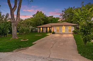 203 Evelyn St, DeSoto, TX 75115 - Photo 2