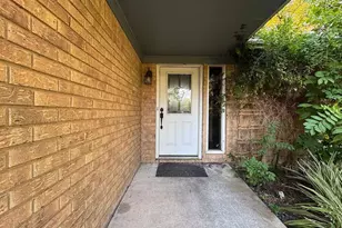 438 Southern Oaks Dr, Lake Jackson, TX 77566 - Photo 2