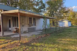 809 W 3rd St, Clarksville, TX 75426 - Photo 6