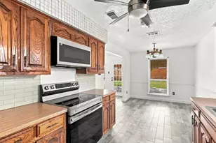 725 Southridge Ct, Grand Prairie, TX 75052 - Photo 8