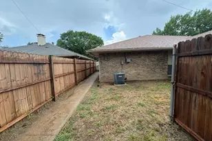715 Oakwood Ln, Arlington, TX 76012 - Photo 2