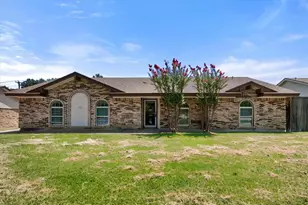 2001 San Jacinto Dr, Arlington, TX 76012 - Photo 2