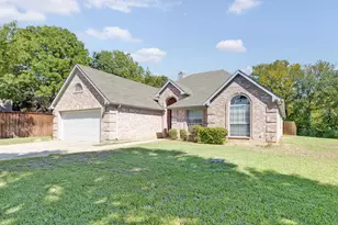 1395 Forest Creek Dr, Lewisville, TX 75067 - Photo 2