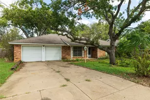 4917 Emerald Lake Dr, Fort Worth, TX 76103 - Photo 2