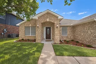 2440 Ranchview Dr, Grand Prairie, TX 75052 - Photo 2