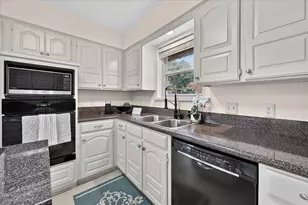201 Oakhaven Dr, Grand Prairie, TX 75050 - Photo 6