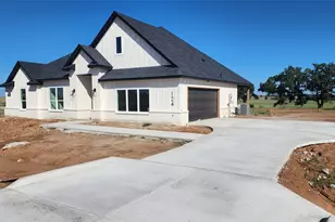 124 Legends Wy, Bridgeport, TX 76426 - Photo 2