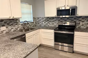 1025 Fox River Ln, Fort Worth, TX 76120 - Photo 6