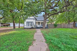 707 S Robinson St, Cleburne, TX 76031 - Photo 1