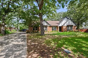 1000 Sean Ct, Hurst, TX 76053 - Photo 4