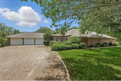 114 E Iriquois Drive, Gainesville, TX 76240 - Photo 2