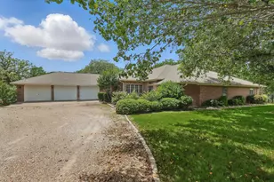 114 E Iriquois Dr, Gainesville, TX 76240 - Photo 2