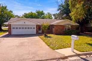 1509 Jefferson St, Bowie, TX 76230 - Photo 1
