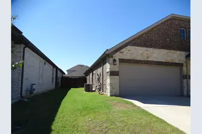 915 Hawthorn Lane, Mansfield, TX 76063 - Photo 2