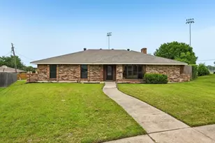 813 Oakbluff Dr, Lancaster, TX 75146 - Photo 1