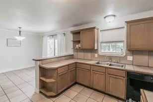 820 SW Southridge Dr, Burleson, TX 76028 - Photo 12
