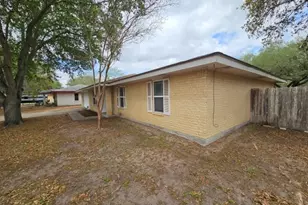 1413 Las Palmas Cir, Beeville, TX 78102 - Photo 2