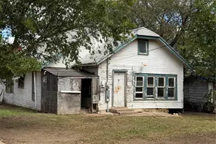 325 Pine St, Ranger, TX 76470 - Photo 6
