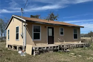 103 Cypress St, Lott, TX 76656 - Photo 2