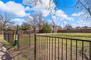 2410 S 2nd St, Waco, TX 76706 - Photo 36