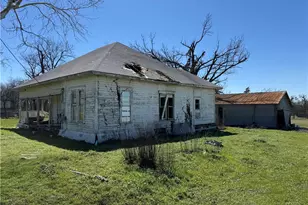 320 N 5th St, Lott, TX 76656 - Photo 6