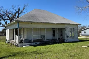 320 N 5th St, Lott, TX 76656 - Photo 4