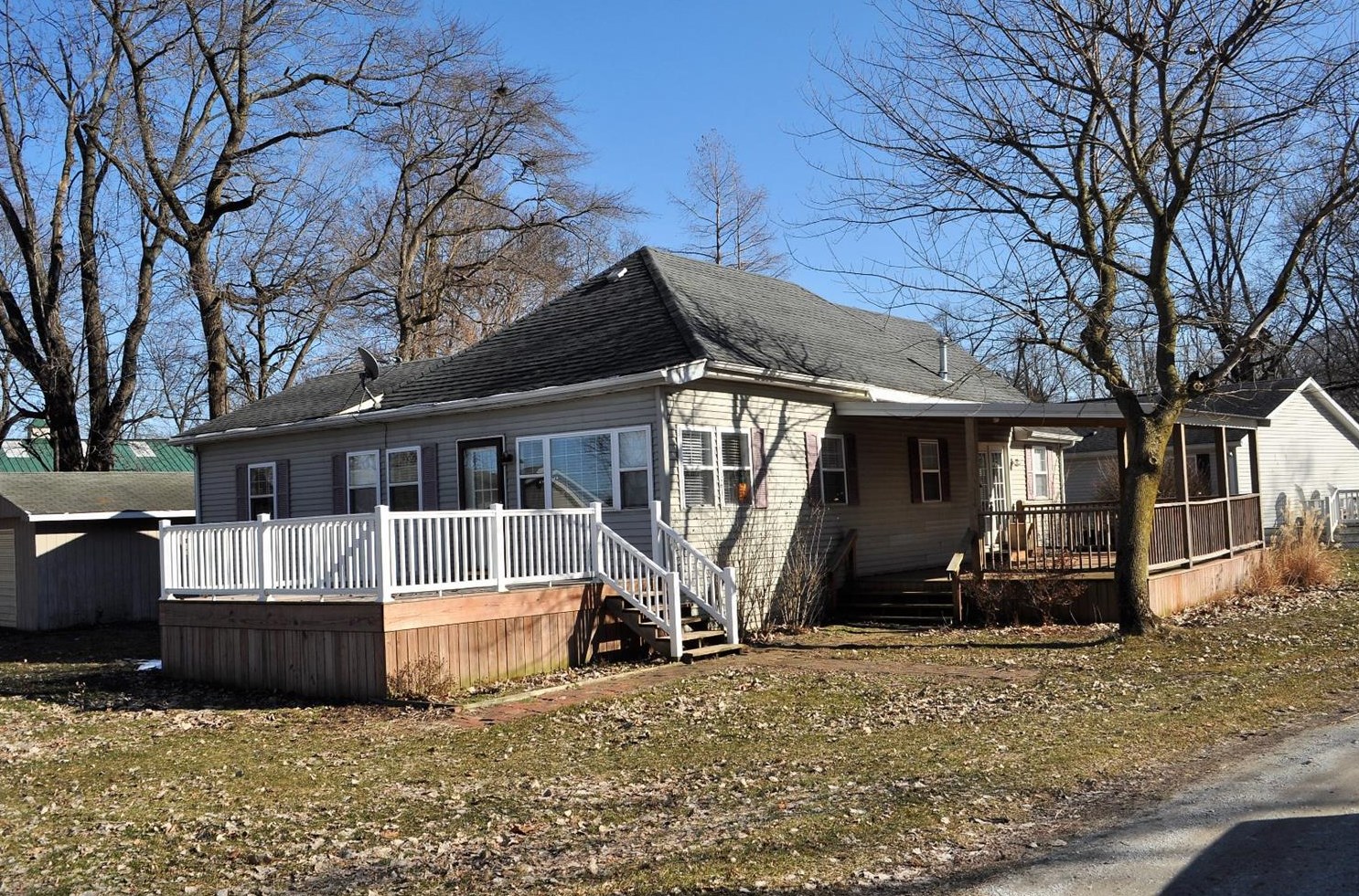 6558 S Hauslers Ct, Bass Lake, IN 46534