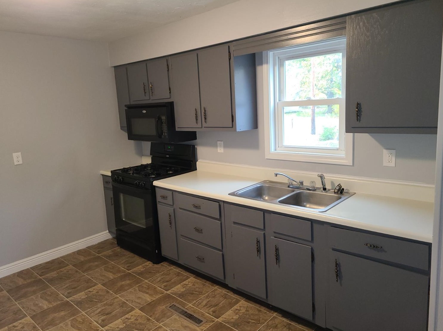 327 8th St, Rensselaer, IN 47978-2353