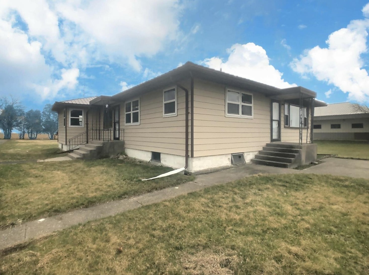305 7th St, Kentland, IN 47951-1379