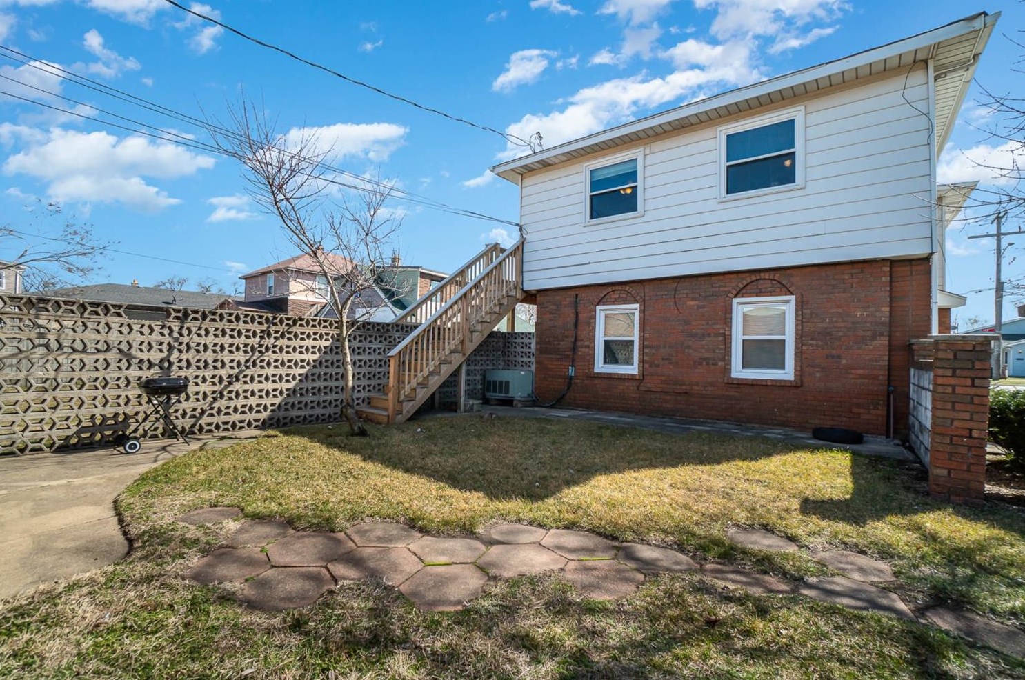 1122 145th St, East Chicago, IN 46312-3247