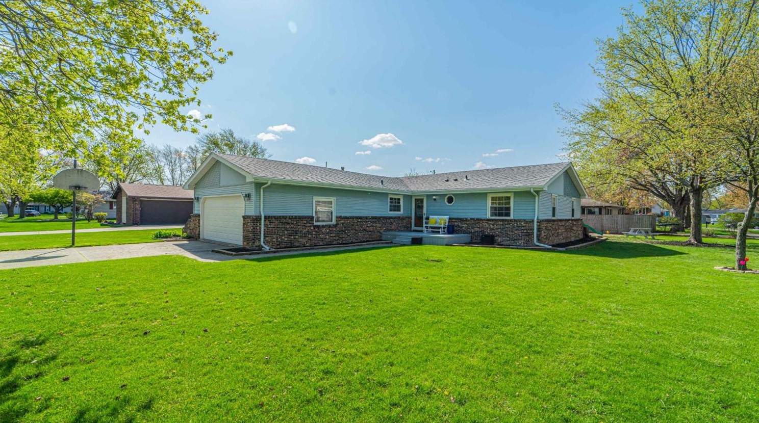 947 Apache Ct, Crown Point, IN 46307