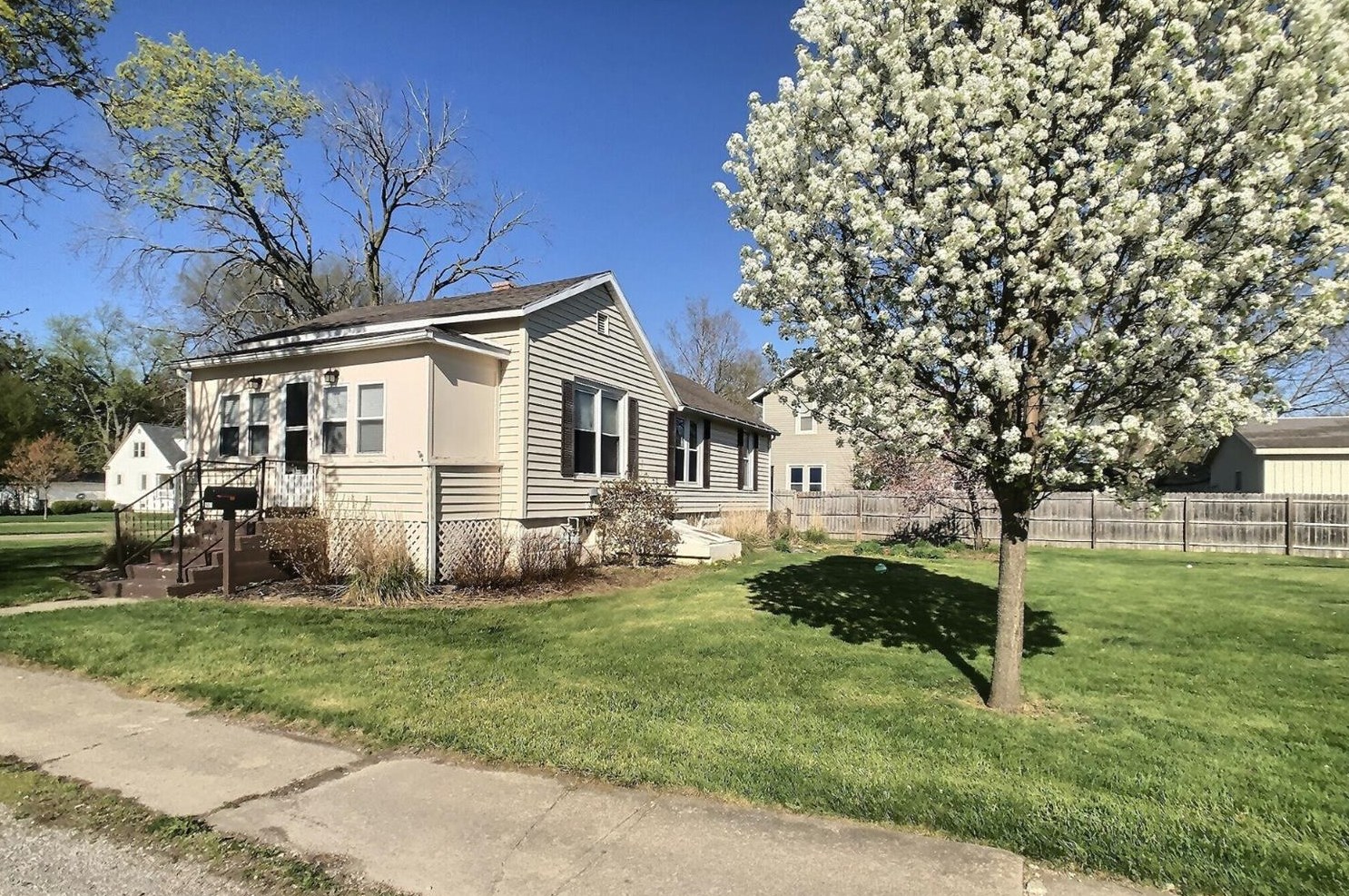 607 2nd St, Kentland, IN 47951-1004