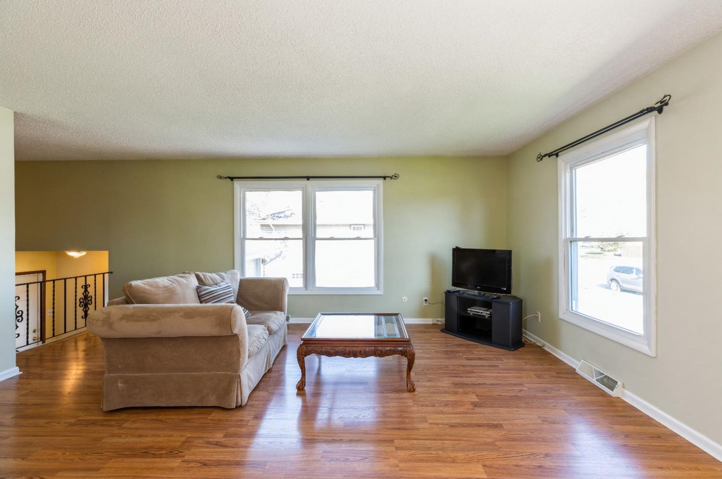 102 Lexington Dr, Dyer, IN 46311