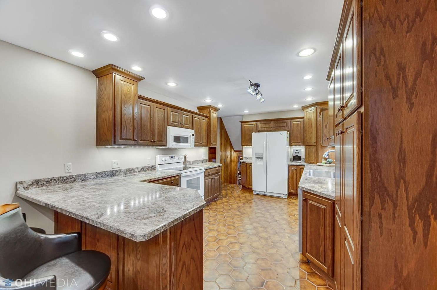 6752 Whispering Woods Dr, Demotte, IN 46310-8648