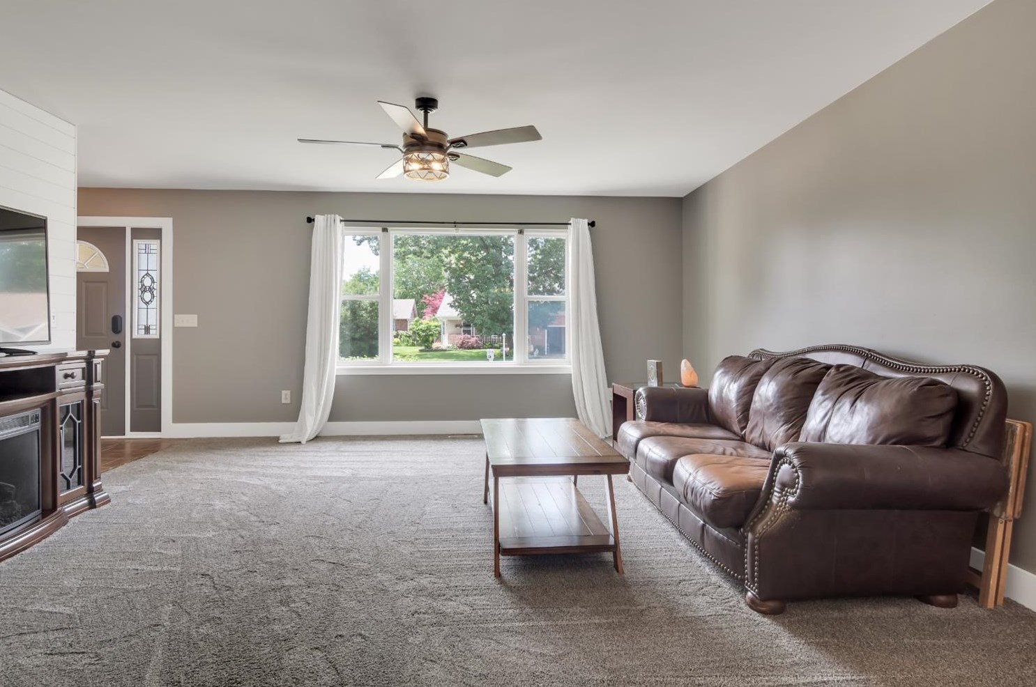 221 Laurel Ct, Hobart, IN 46342
