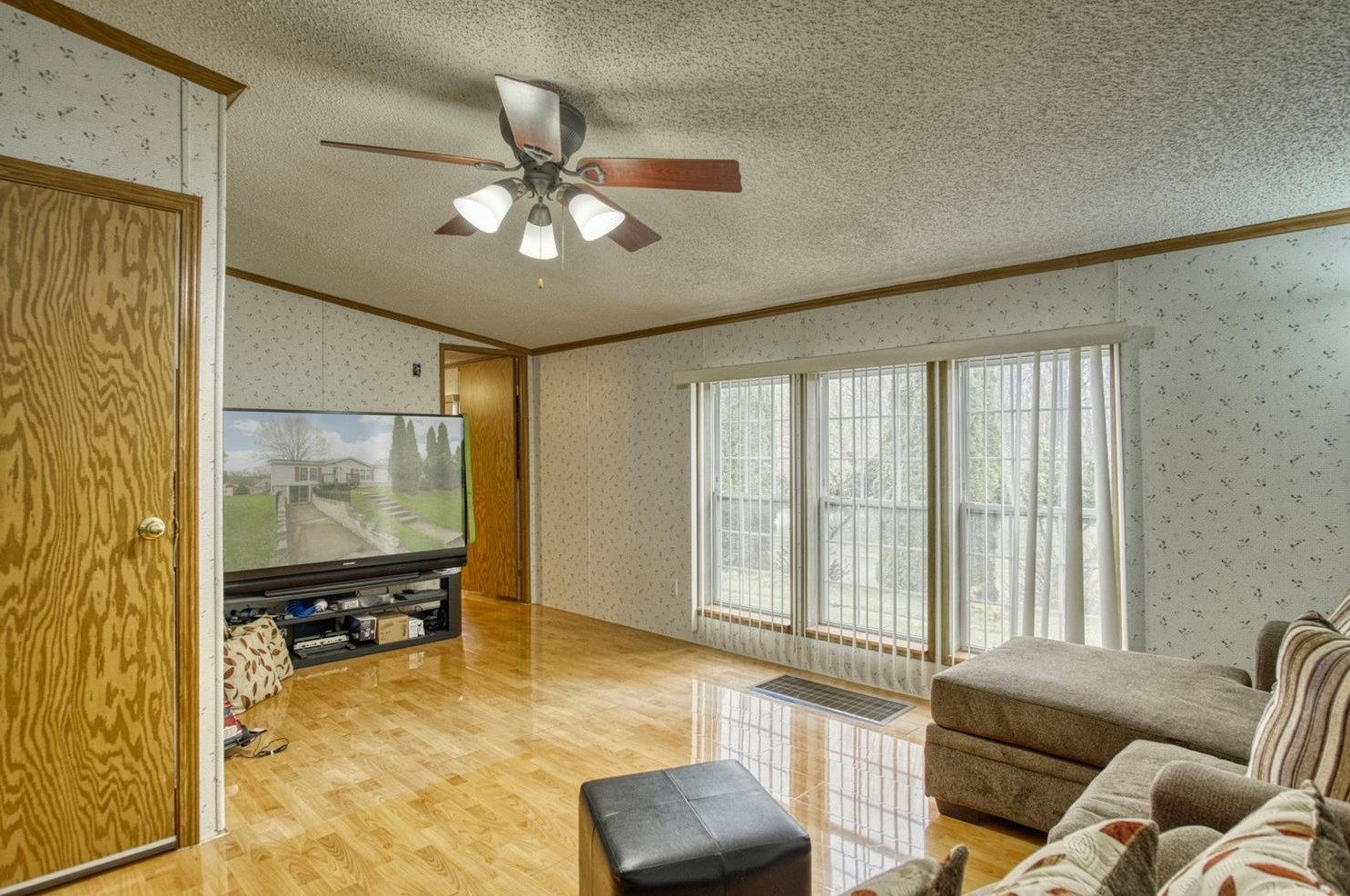 3820 Gill St, Hobart, IN 46342